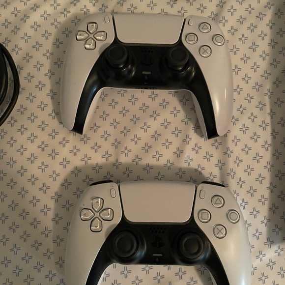 PS 5 - Picture 2 of 8